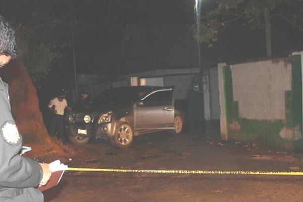 Autoridades trabajan en el lugar donde ocurrió el ataque en Puerto Barrios. (Foto Prensa Libre )<br _mce_bogus="1"/>