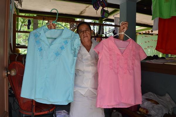 Floridalma Zeceña muestra blusas típicas de la región oriental, que ella confecciona. (Foto Prensa Libre: Víctor Gómez)