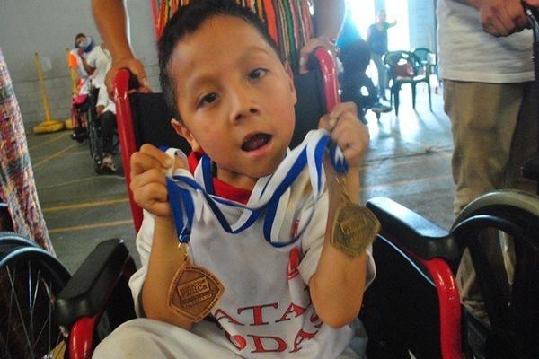 Luis Marroquín muestra sus dos medallas ganadas en el evento deportivo efectuado en Retalhuleu. (Foto Prensa Libre: Jorge Tizol)  <br _mce_bogus="1"/>