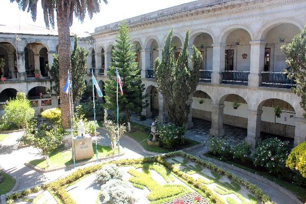 El Salón de Honor de la comuna de  Xela  resultó con daños a causa del terremoto.