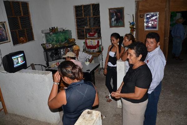 Una familia de la aldea  Llano Grande, Chiquimulilla, Santa Rosa,  observa su televisor, que funciona con electricidad  del sistema de paneles solares.