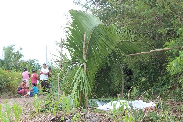 Familiares de las víctimas esperan a las autoridades en la escena del doble crimen.