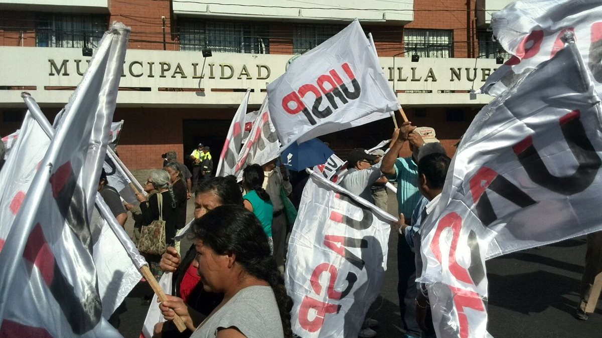 Decenas de personas manifiestan frente a la comuna de Villa Nueva. (Foto Prensa Libre: Estuardo Paredes)