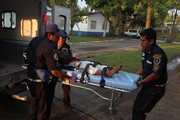 Bomberos ingresan al hospital a la víctima. (Foto Prensa Libre: Alex Coyoy)<br _mce_bogus="1"/>