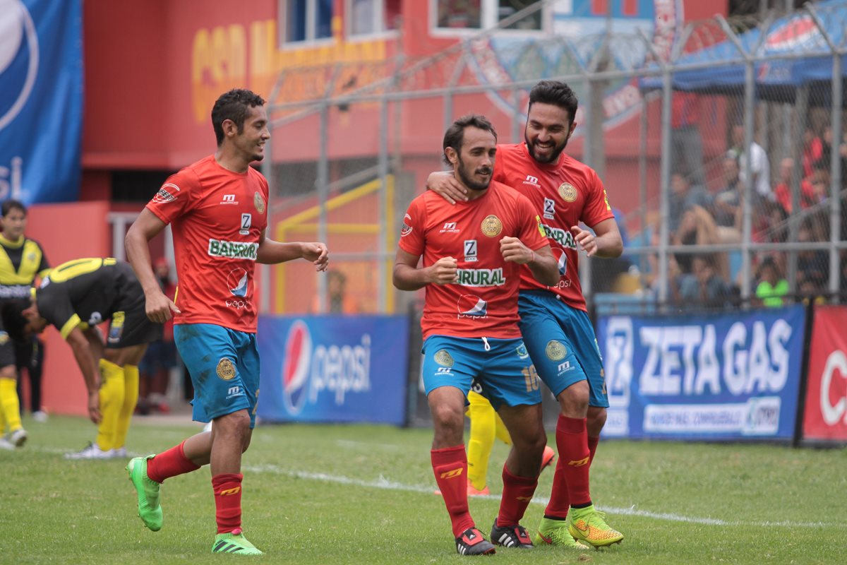 Gastón Puerari celebra su anotación en el triunfo de los rojos. (Foto Prensa Libre: Jesús Cuque)