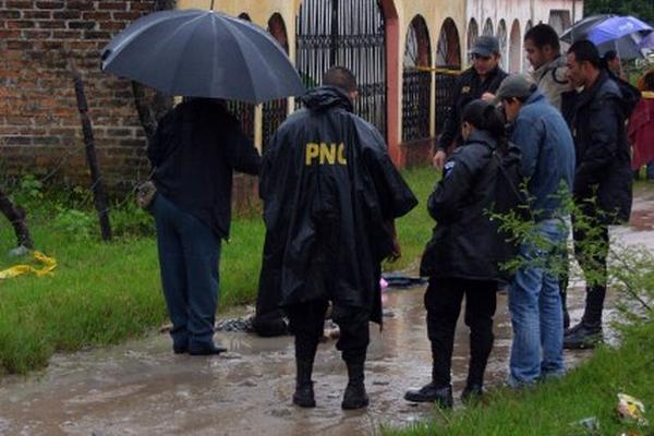 Autoridades observan el área en donde fue ubicado el cadáver en la colonia Linda Vista, Jalapa. (Foto Prensa Libre: Hugo Oliva)<br _mce_bogus="1"/>