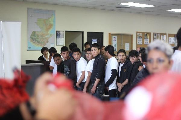 Los compatriotas son recividos con marimba en el Aeropuerto Internacional La Aurora. (Foto Prensa Libre: E. García)