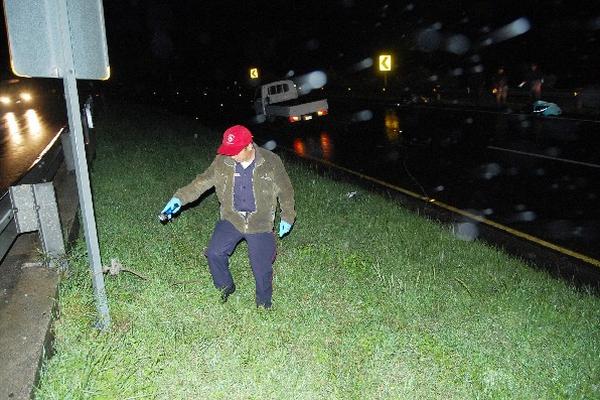 Un bombero muestra el lazo amarrado a señal.