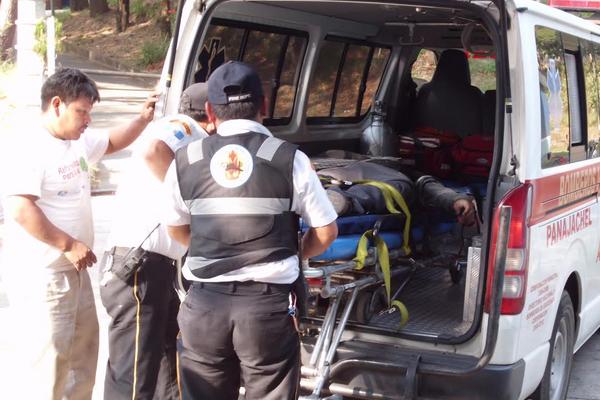 Deportistas ingresan al deportista al hospital, donde perdió la vida. (Foto Prensa Libre: Angel Julajuj)<br _mce_bogus="1"/>