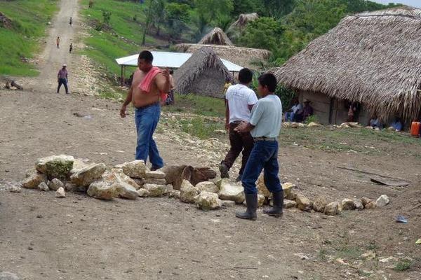 Seis personas, entre ellos 3 concejales fueron retenidos por campesinos de la comunidad La Pasión, en Petén. (Foto Prensa Libre: Rigiberto Escobar)<br _mce_bogus="1"/>