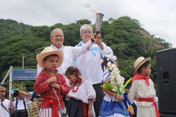 Los vicepresidentes de El Salvador, Salvador Sánchez, y Rafael Espada, de Guatemala, en la entrega de la antorcha. (Foto Prensa Libre: Óscar González)<br _mce_bogus="1"/>