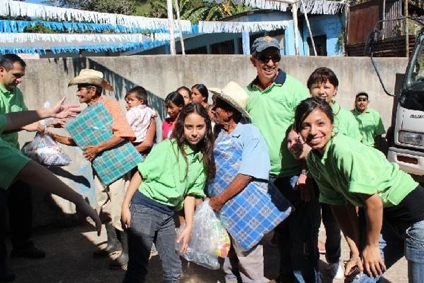 Personal de la empresa Textiles del Sur Internacional reparte bolsas    a afectados por sismos y temporal.