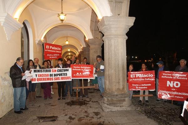 Integrantes de la Sociedad Civil de Antigua protestan por el nuevo uso que se le dio al Palacio. (Foto Prensa Libre: Miguel López)