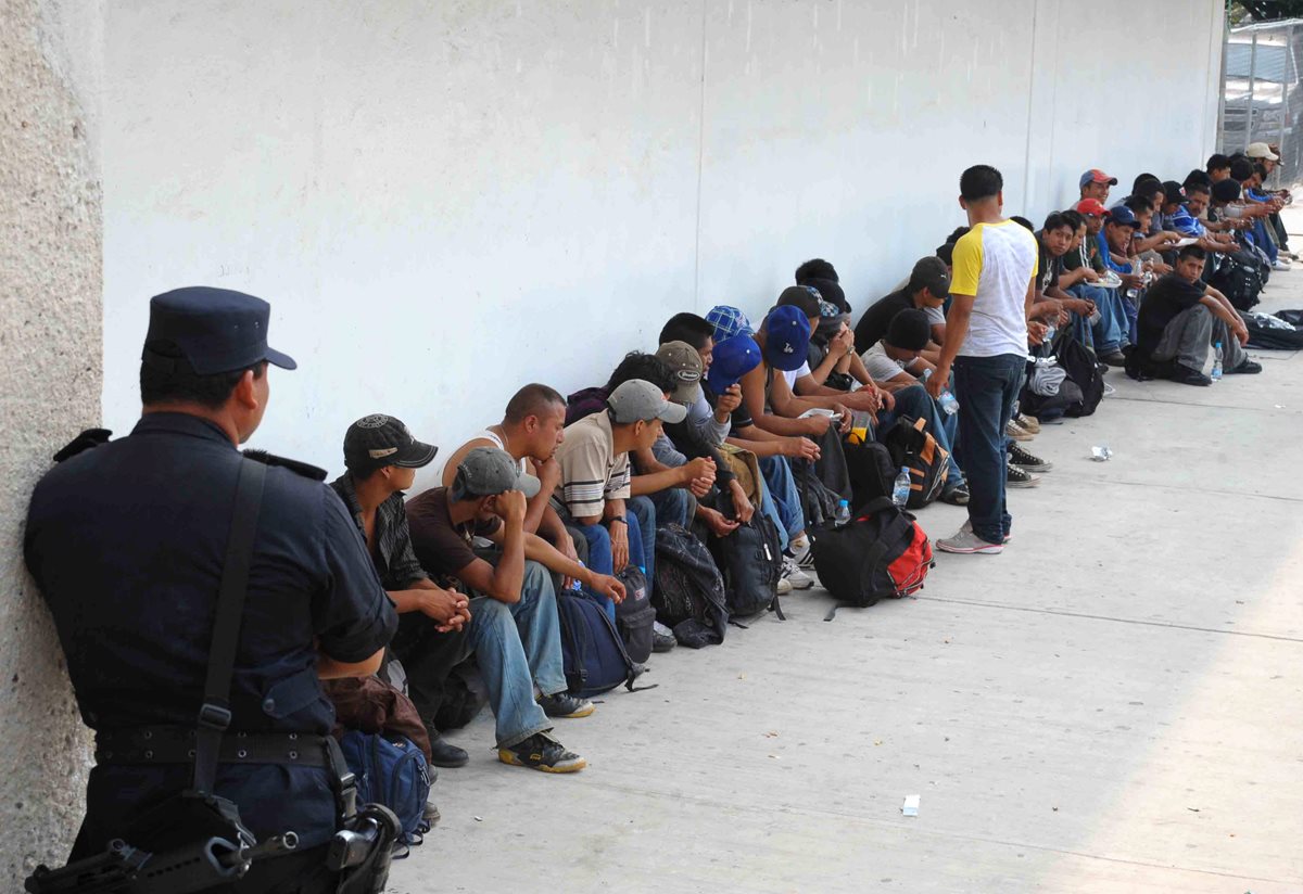 Migrantes detenidos cuando intentan cruzar la frontera hacia Estados Unidos. (Foto Prensa Libre: Hemeroteca PL)