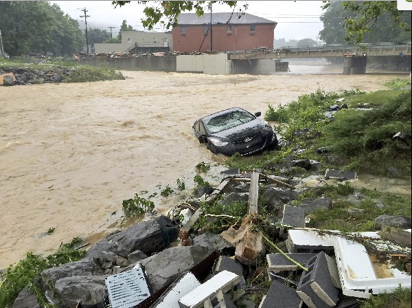 Un auto fue arrastrado por corriente después de la lluvia en Virginia. (Foto Prensa Libre: AP)