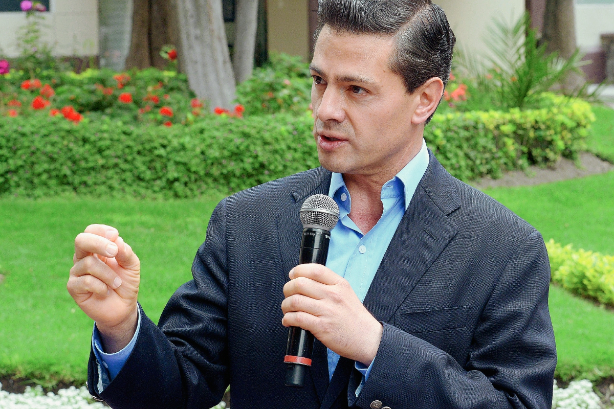 El presidente mexicano, Enrique Peña Nieto, ofrece una declaración después de salir del Hospital Militar donde fue intervenido quirúrgicamente el viernes último. (Foto Prensa Libre: AFP).