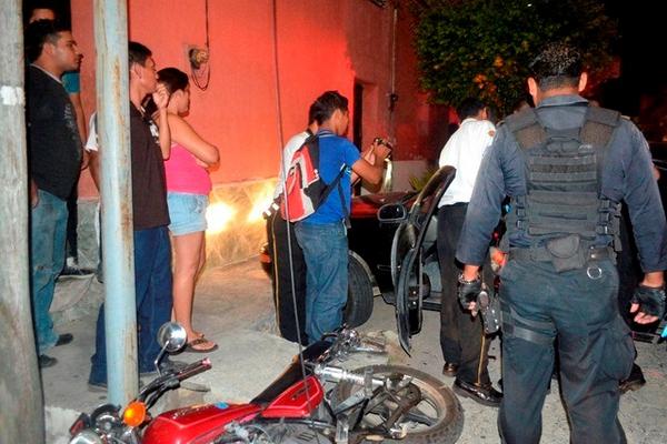 Curiosos observan el vehículo en el que fue baleado un hombre, en Chiquimula. (Foto Prensa Libre: Edwin Paxtor) <br _mce_bogus="1"/>