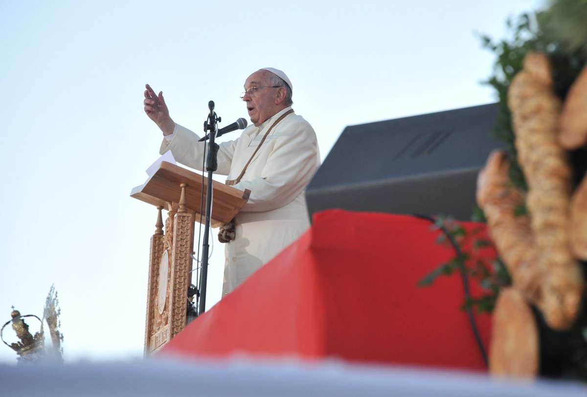 “Estoy pensando en el mar. Diálogo, diálogo” expresó el papa Francisco en La Paz. (Foto Prensa Libre: AFP).