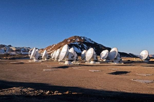 Observatorio Europeo Austral en la que se observan las antenas de ALMA a  5 mil metros de altura en los Andes chilenos. (Foto Prensa Libre: EFE)