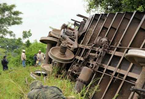 El tren  La Bestia  accidentado el 25 de agosto de 2013 cerca de Huimanguillo, en el estado mexicano de Tabasco. (Foto Prensa Libre: AFP)