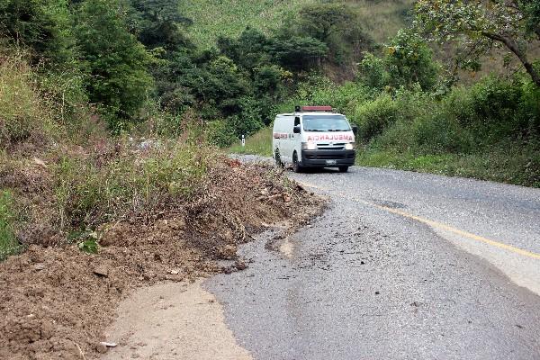 Promontorio de  tierra cubre   carril.