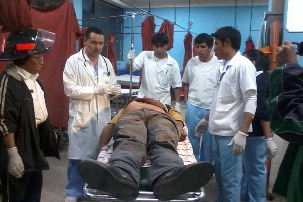 El ayudante de un bus de los transportes Santa Rita cayó, situación que le causó la muerte. El percance ocurrió en Sololá. (Foto Prensa Libre: Ángel Julajuj)<br _mce_bogus="1"/>