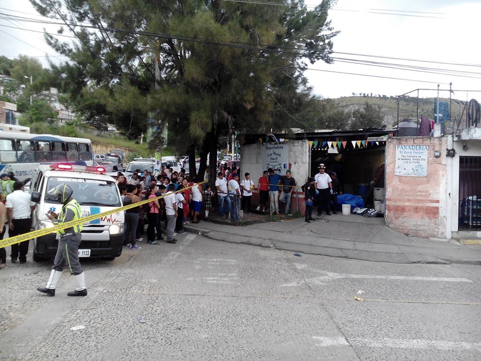 Socorristas informaron de un muerto y tres heridos en el ingreso a la colonia Pinares del Norte, zona 18. (Foto Prensa Libre: Bomberos Voluntarios)