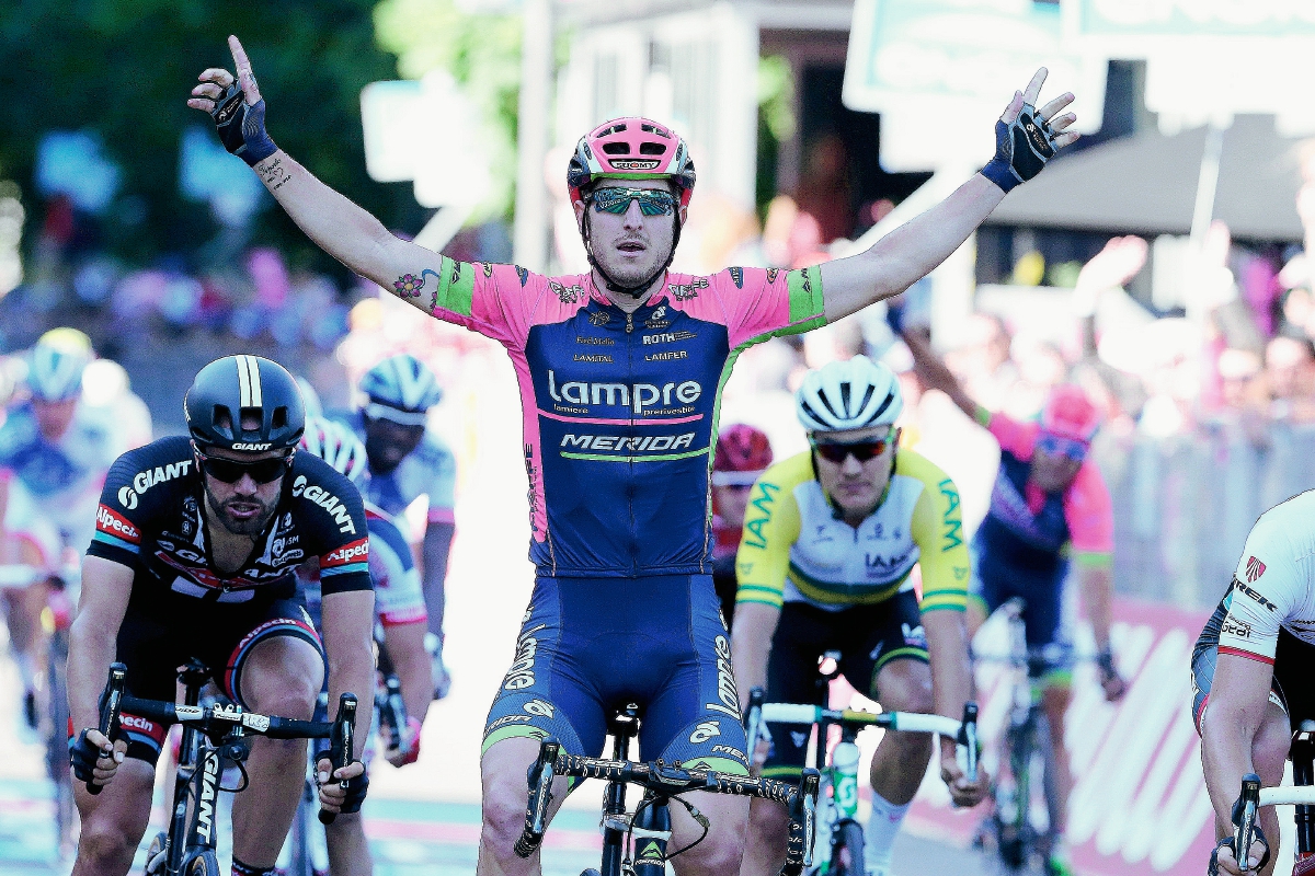 Sacha Modolo celebra al finalizar la etapa del Giro de Italia. (Foto Prensa Libre: AFP)