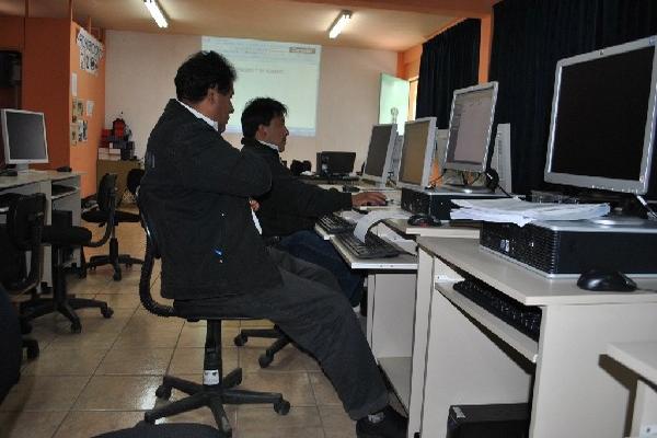 Jóvenes,  durante su capacitación  digital.