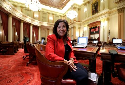 Norma Torres posa en las cámaras del Sendado en el Capitolio de Sacramento, California. (Foto Prensa Libre: AP)