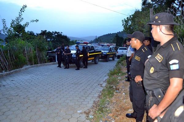 Agentes de la PNC de El Jícaro permanecen frente a la vivienda donde ocurrió el crimen. (Foto Prensa Libre: Hugo Oliva). <br _mce_bogus="1"/>