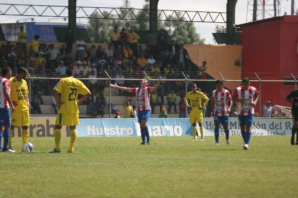 Robin Betancourt es el goleador del Apertura 2012. (Foto Prensa Libre: A. Marroquín) 