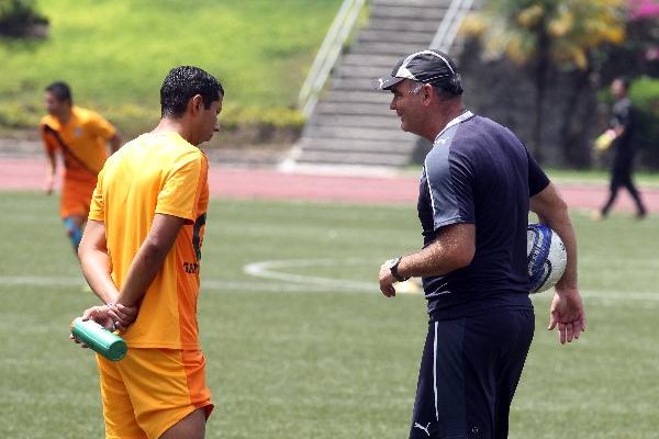 El técnico Iván Franco Sopegno conversa con el guardameta Juan José Paredes. (Foto Prensa Libre: Eddy Recinos)