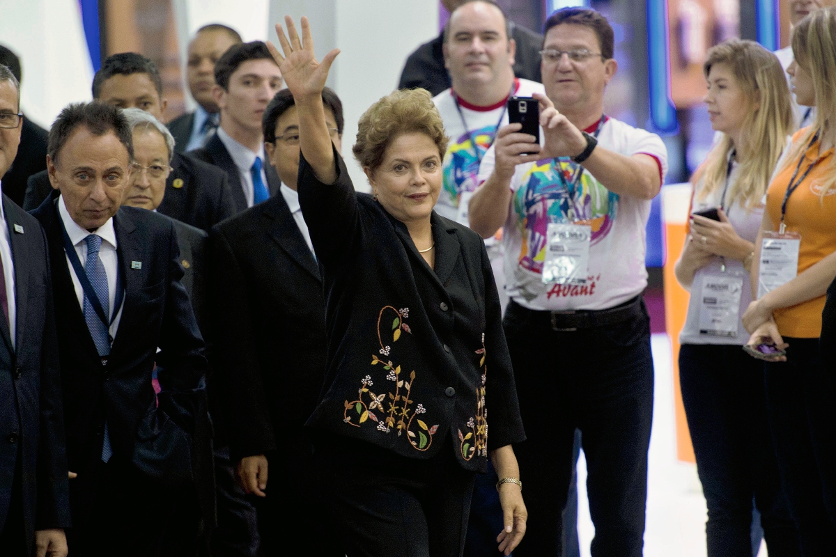 La presidenta de Brasil, Dilma Rousseff, fue blanco de abucheos e insultos a su llegada a Sao Paulo. (Foto Prensa Libre:AFP