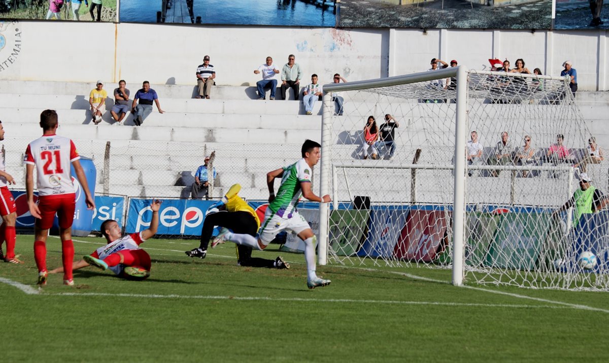 Alejandro Díaz festejó su anotación ante un estadio casi vacío. (Foto Prensa Libre: Miguel López)