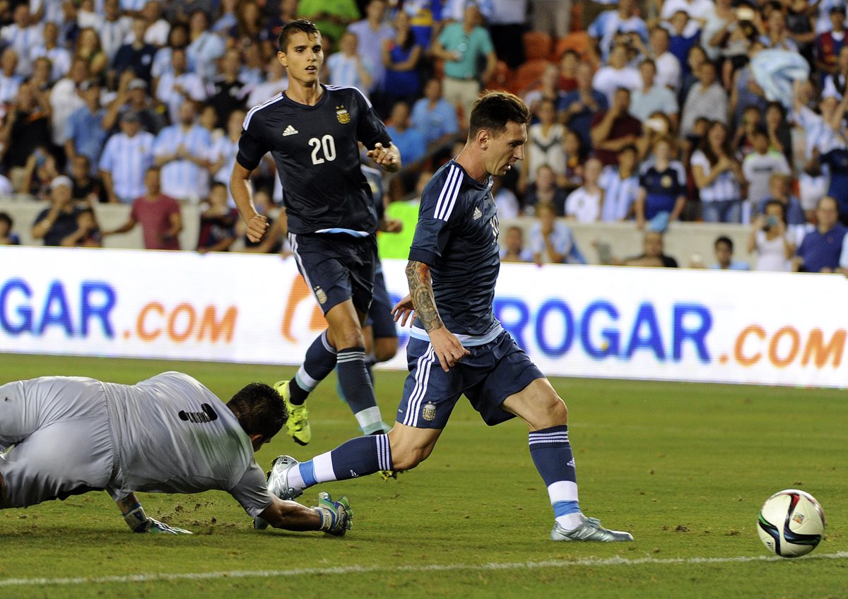 Messi comandó a Argentina hacia la goleada ante los bolivianos. (Foto Prensa Libre: AP)