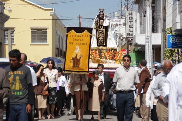 Procesión de la imagen de la Virgen del Carmen recorre calles de Huehuetenango. (Foto Prensa Libre: Mike Castillo)<br _mce_bogus="1"/>