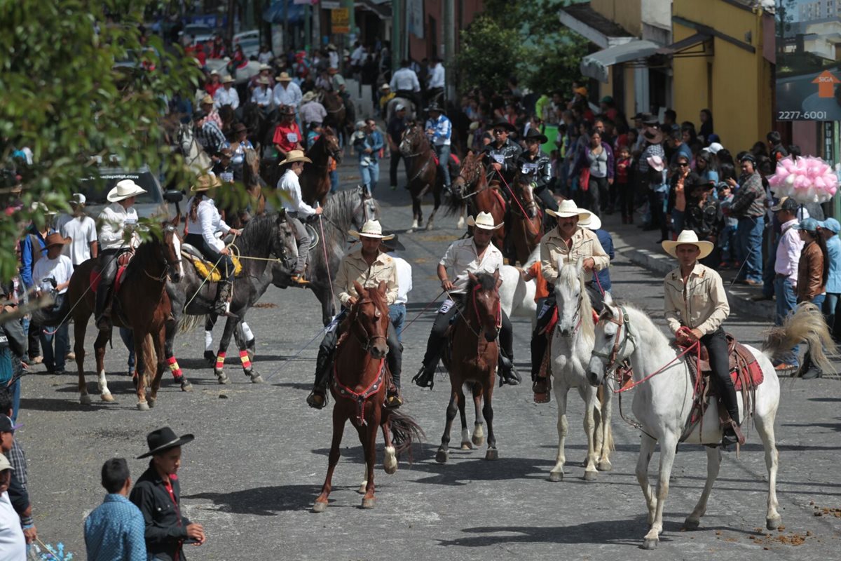 En Mixco se efectuó la cuarta edición del Desfile Hípico Nacional. (Foto Prensa Libre: Edwin Bercián)