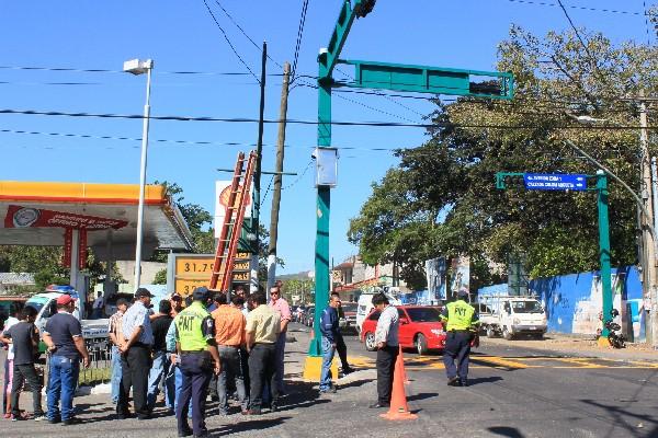 Trabajadores  de  Indiman    instalan     semáforo en la 4ta. avenida y 1ra. calle de la zona 1.