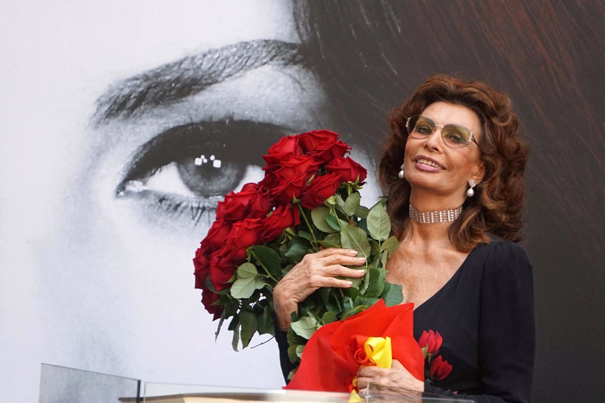 La actriz italiana Sophia Loren sonríe después de recibir el reconocimiento de ciudadana de honor de Nápoles, este sábado. (Foto Prensa Libre: EFE).