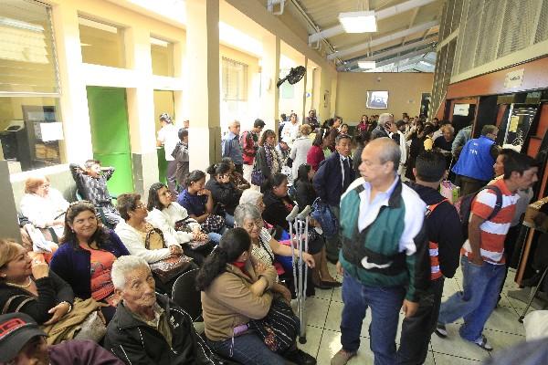 Pacientes esperan  información sobre la existencia de medicamentos, frente a la farmacia del Hospital de Especialidades del IGSS, en la zona 13.