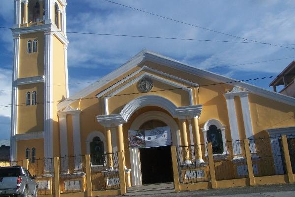 Templo católico Espíritu Santo, de Puerto Barrios, Izabal, donde oficia misas en forma ocasional el obispo de Izabal. Inserto, foto de archivo de monseñor Mario Ríos Montt.