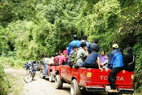 Vecinos viajan en un picop hacia Sololá.