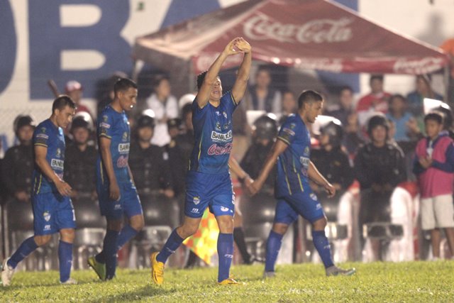 Robin Betancourth celebra su primer gol en el torneo Apertura 2015 (Foto Prensa Libre: Norvin Mendoza)