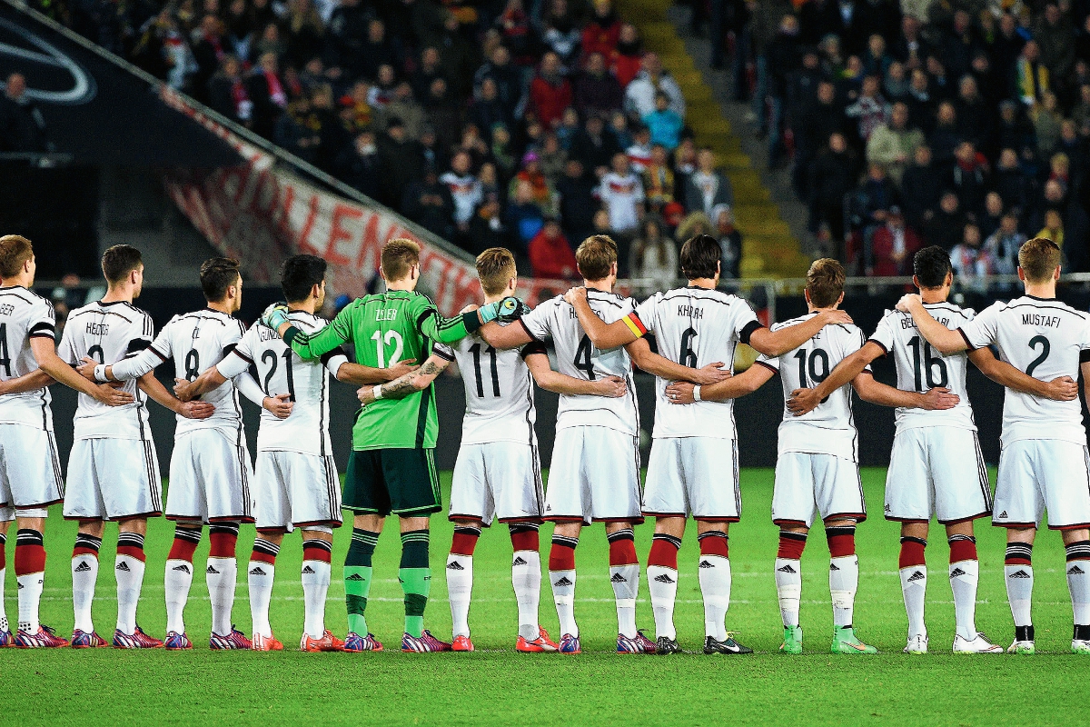 Jugadores de la selección alemana de fútbol guardan un minuto de silencio por las víctimas del vuelo de Germanwings 4U 9525, antes de un partido amistoso ante Australia en el estadio Fritz Walter de Kaiserslautern. (Foto Prensa Libre: EFE)