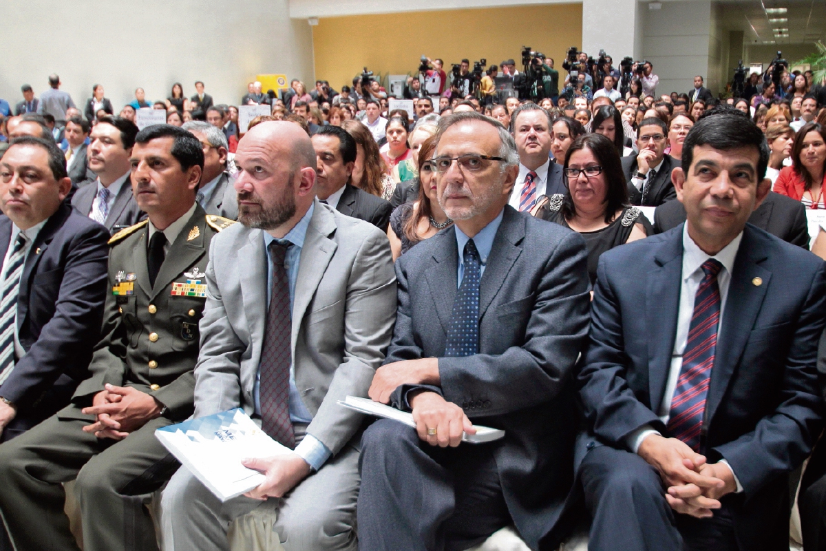 Con el reporte del caso La Línea en el fondo, Thelma Aldana y Otto Pérez, junto a los fiscales Carlos Ruiz, Óscar Schaad y Luis Archila, aplauden el primer informe del MP.