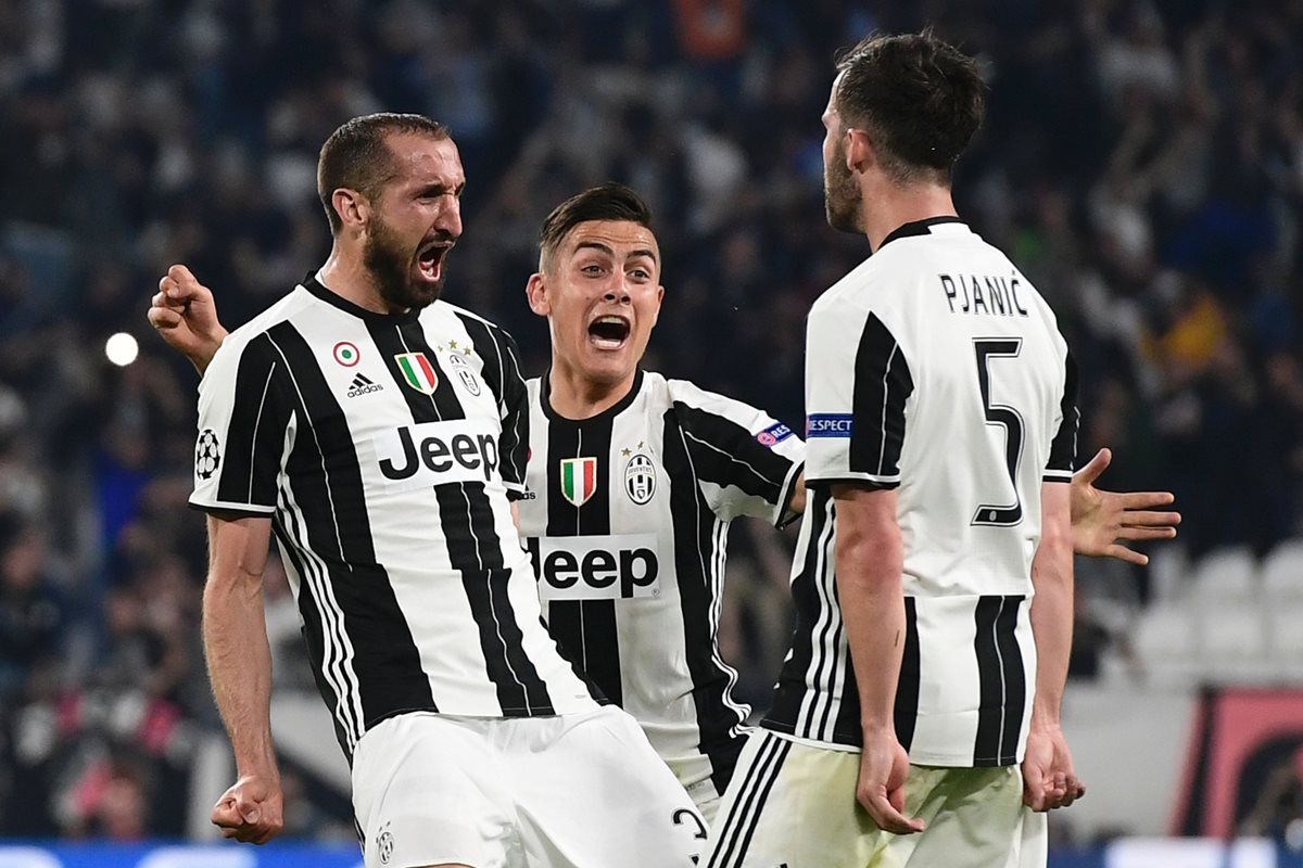 Dybala celebra con sus compañeros de equipo luego de vencer al Barcelona. (Foto Prensa Libre. AFP)