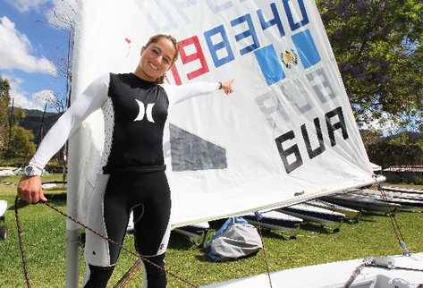 La velerista Andrea Aldana alista su embarcación para luchar por una de las 10 plazas que se otorgarán para participar en las Olimpiadas de Londres. (Foto Prensa Libre: Francisco Sánchez)