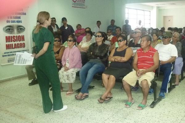 pacientes  reciben plática, tras haber sido operados  en hospital de Caracas.