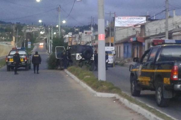 Las autoridades investigan el ataque registrado en la zona 1 de Quetzaltenango. (Foto Prensa Libre: Carlos Ventura).